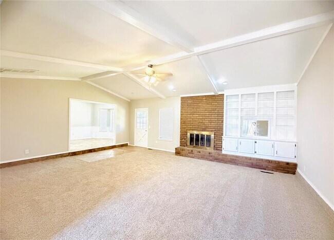 Building Photo - 121 W Vail Dr