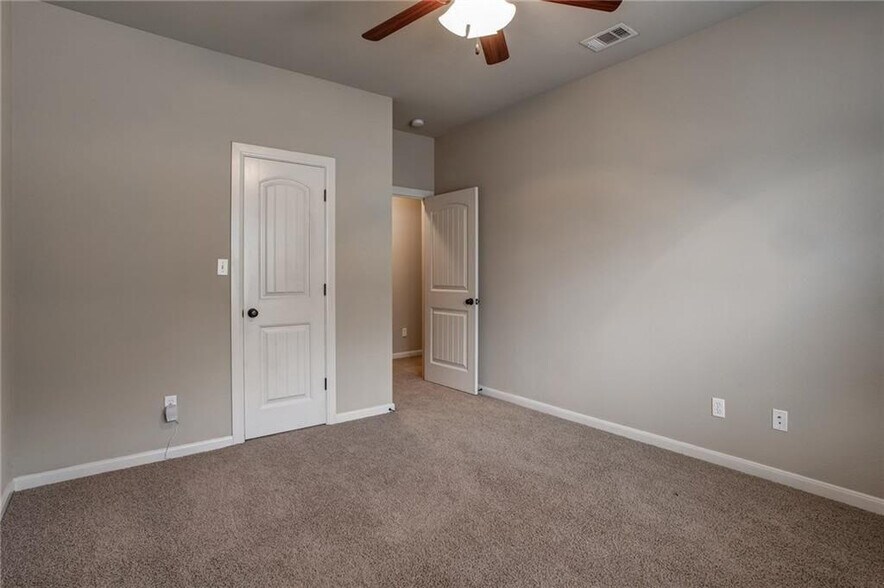 2nd bedroom - 5109 Birchman Ave