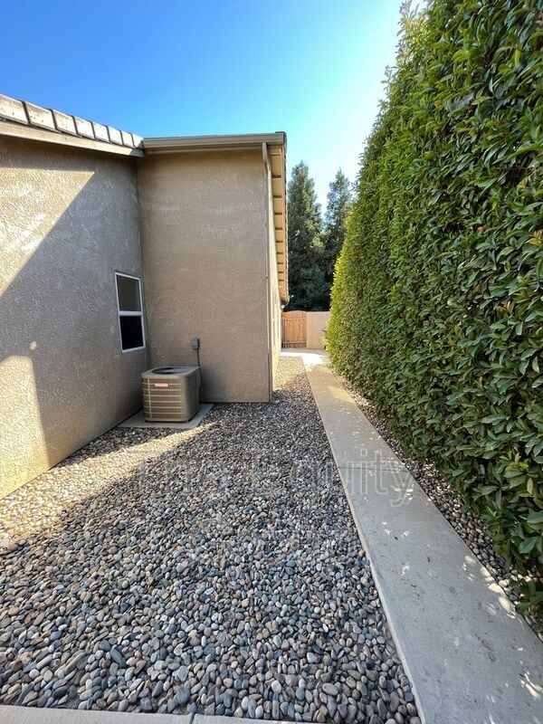 Building Photo - 1422 E Mesa Ct
