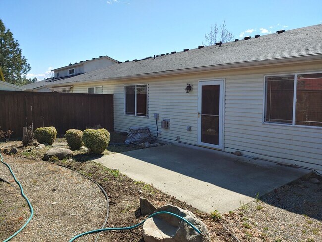 Building Photo - Quiet Neighborhood 55+Community-front landscaping included