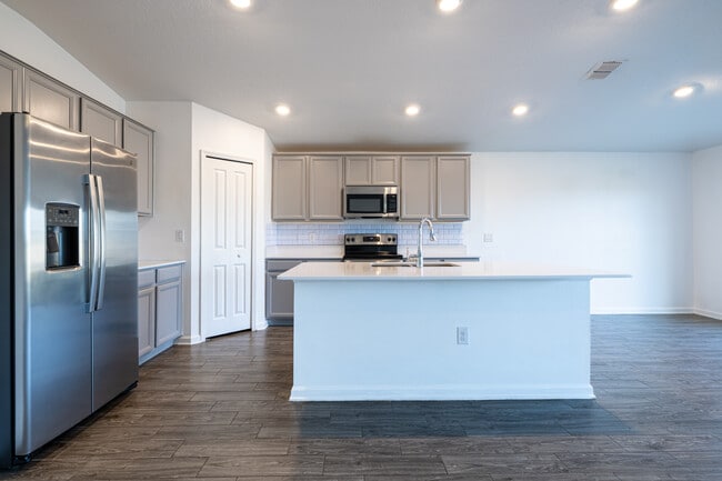 Building Photo - 5071 Four Strand Ct