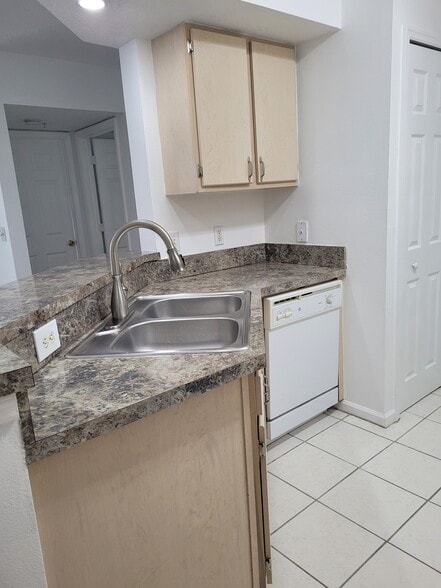 Kitchen - 712 Crest Pines Dr