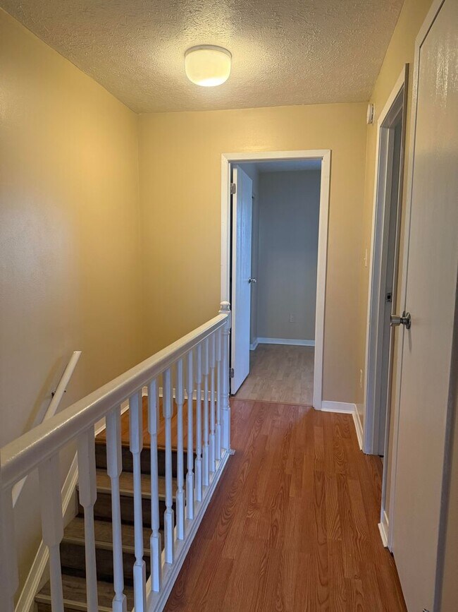 Building Photo - 3 Bedroom/2.5 bath Townhome Located on Bloomington's Southside - Available April 2026!