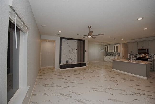 Building Photo - 15223 Mayflower St