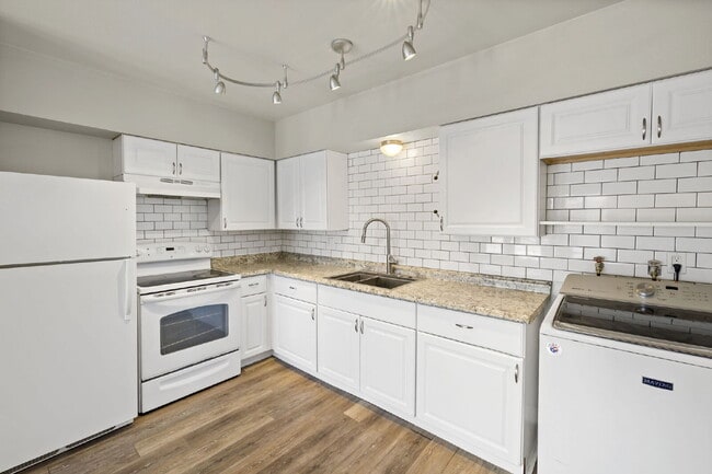 Building Photo - 402 Sunny Ln