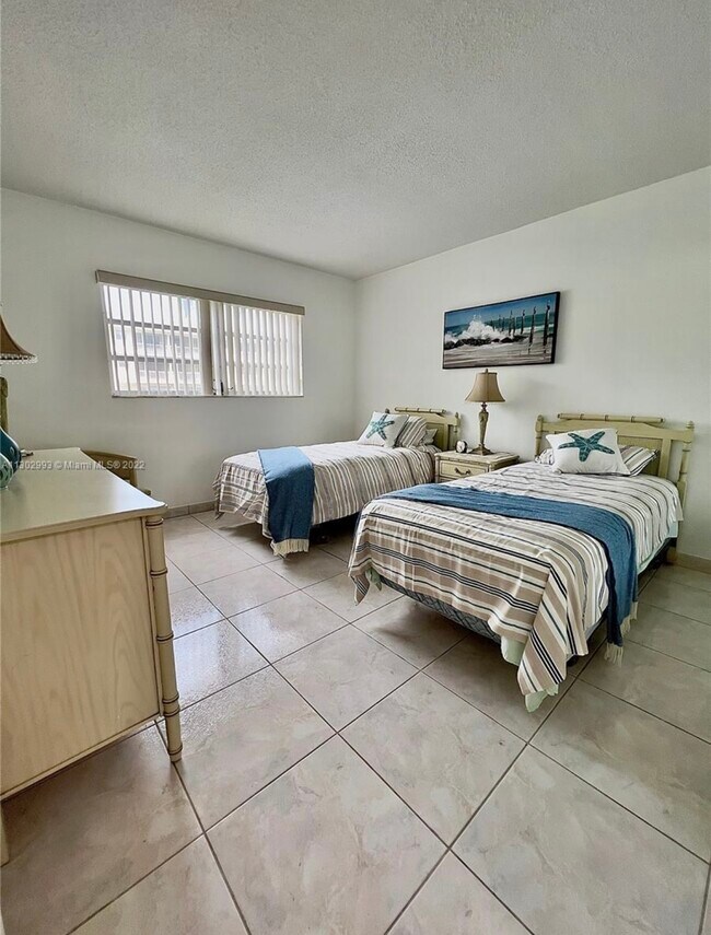 Building Photo - 1707 E Hallandale Beach Blvd