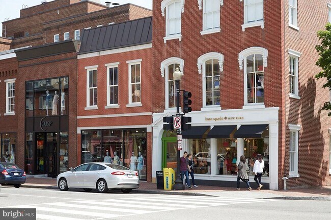 Building Photo - Georgetown Style with Garage PARKING
