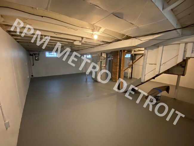 Building Photo - MOVE-IN READY BUNGALOW IN REDFORD