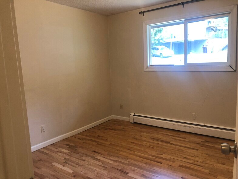 Building Photo - 1265 NE Hillside Dr