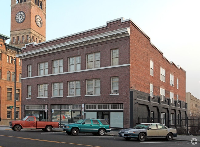 Building Photo - Colonial Apartments