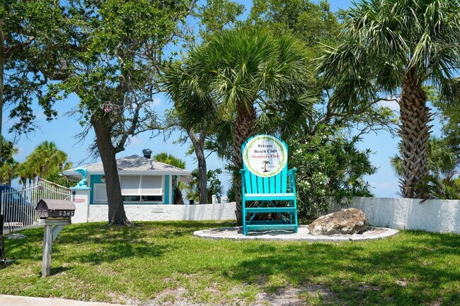 Building Photo - Beautiful 2 bed, 2 updated baths home in the sought-after boating community of Gulf Harbors.