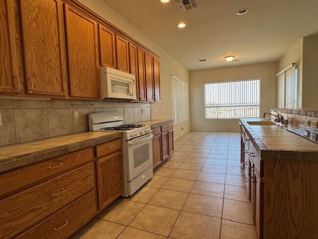 Building Photo - 3 Bedroom Exec Home Bullhead Parkway close...