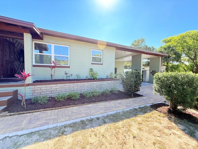 Building Photo - 3120 Drake Dr