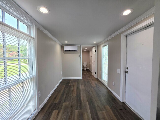 Building Photo - 8676 Sharon Ln