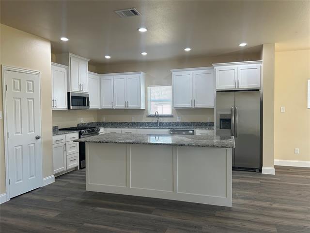 Building Photo - 200 Oak St