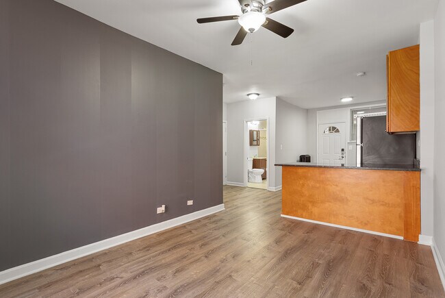 Building Photo - 1702 W Juneway Terrace