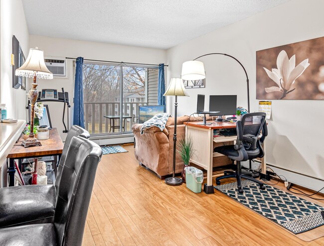 Building Photo - 1601 N Innsbruck Dr