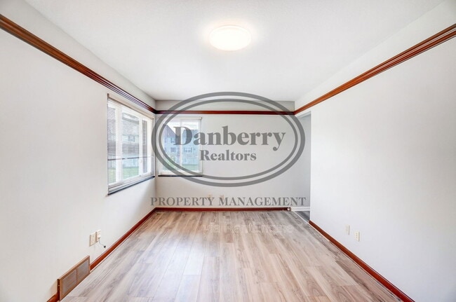 Building Photo - 1133 N Byrne Rd