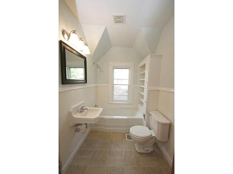 Bathroom U/Level - 1039 23rd Ave SE