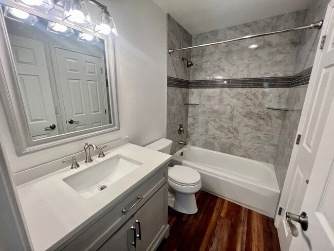 Building Photo - Gorgeous 2 Bed 1.5 Bath Condo For Rent