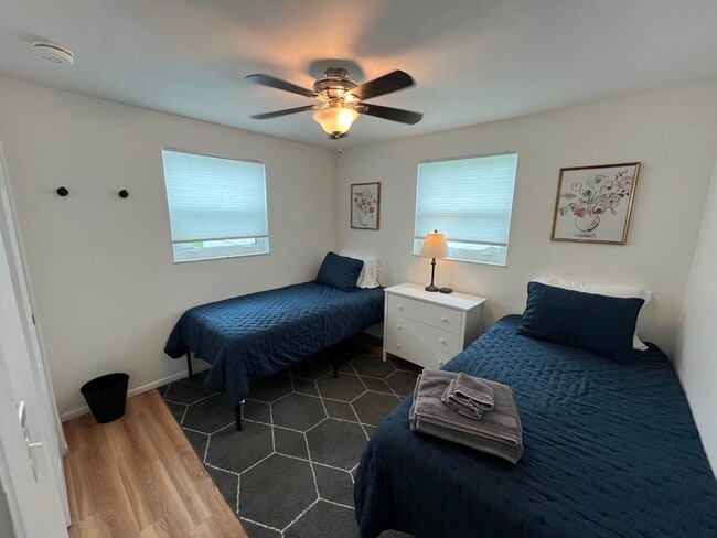 Building Photo - 1744 10th St SW