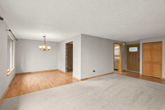 Building Photo - Charming 3 BR, 2 BR Mt. Pleasant Home.