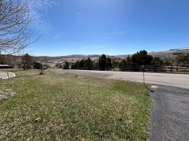 Building Photo - Beautiful Furnished 2 Bedroom Basement Apa...