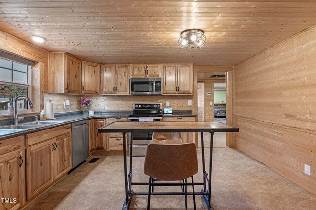 Building Photo - Mini Farm on 2 acres