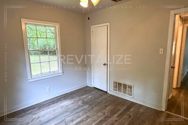 Building Photo - 2 Bed 1 Bath Home Close to Interstate Access!