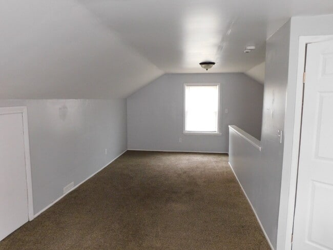 Building Photo - Newly Refreshed Move In Ready Bungalow