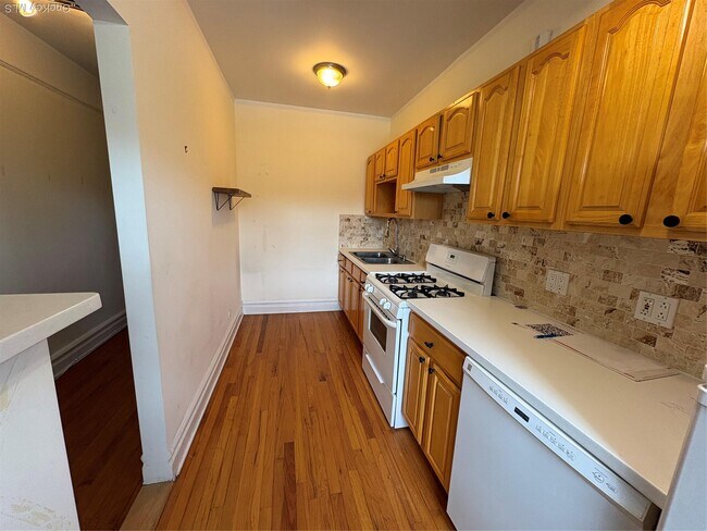 Building Photo - 72-34 Austin St