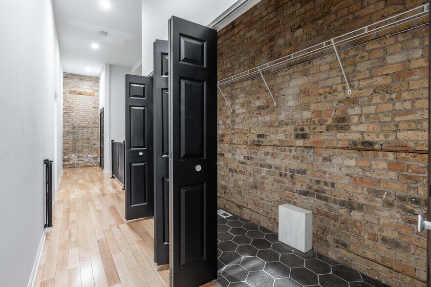 Building Photo - 2701 W Thomas St