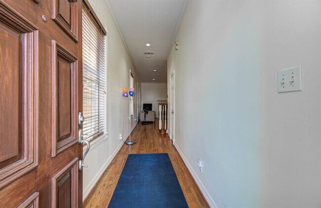 Building Photo - 6855 Bellgreen Dr