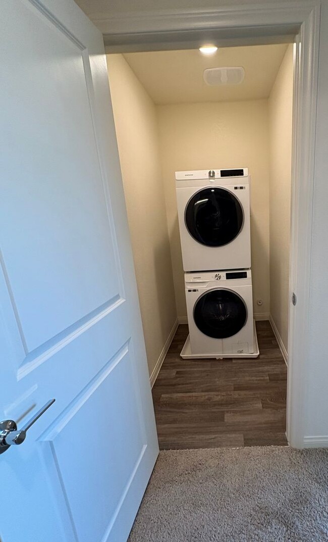 Building Photo - 2 Bedroom Townhouse in North Las Vegas