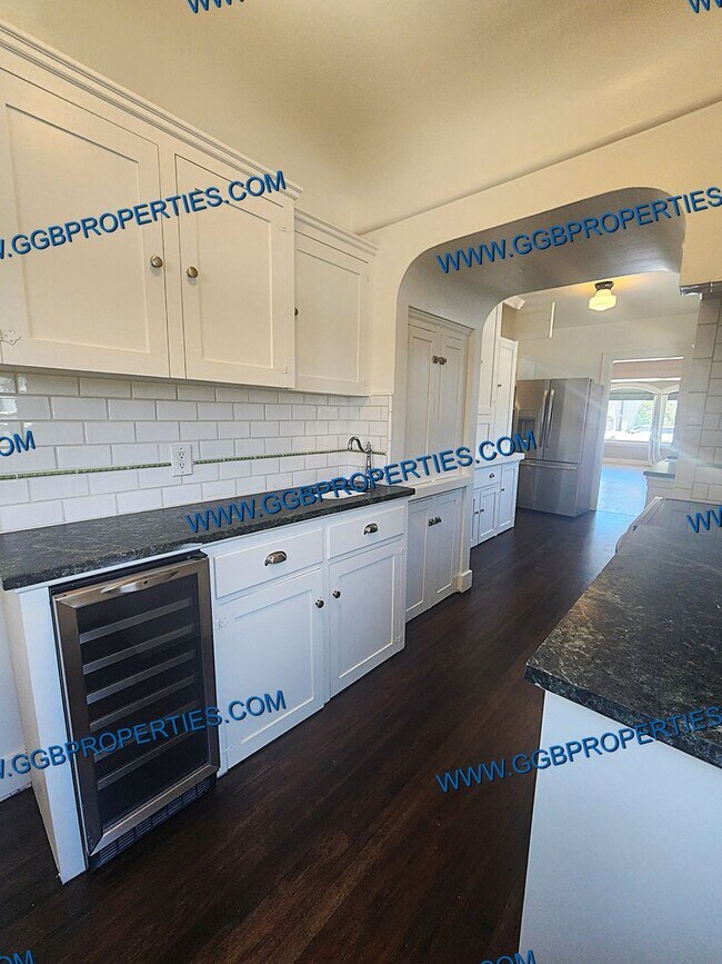 Building Photo - Come See this SAT! 06/27/26 - Live the Belmont Shore Lifestyle! Spanish 2 Bedroom / 1 Bath Home w...