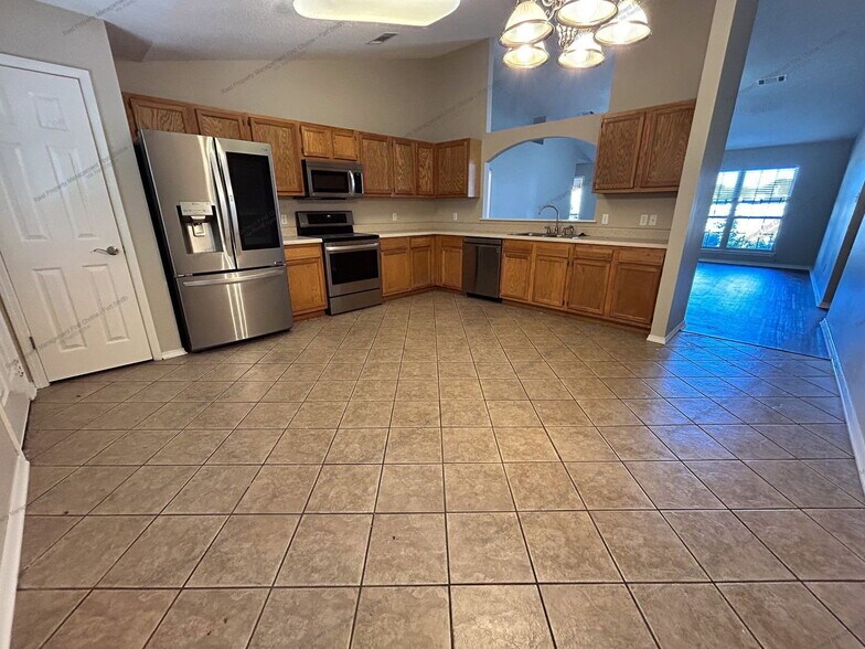 Building Photo - 1475 E Gate Dr