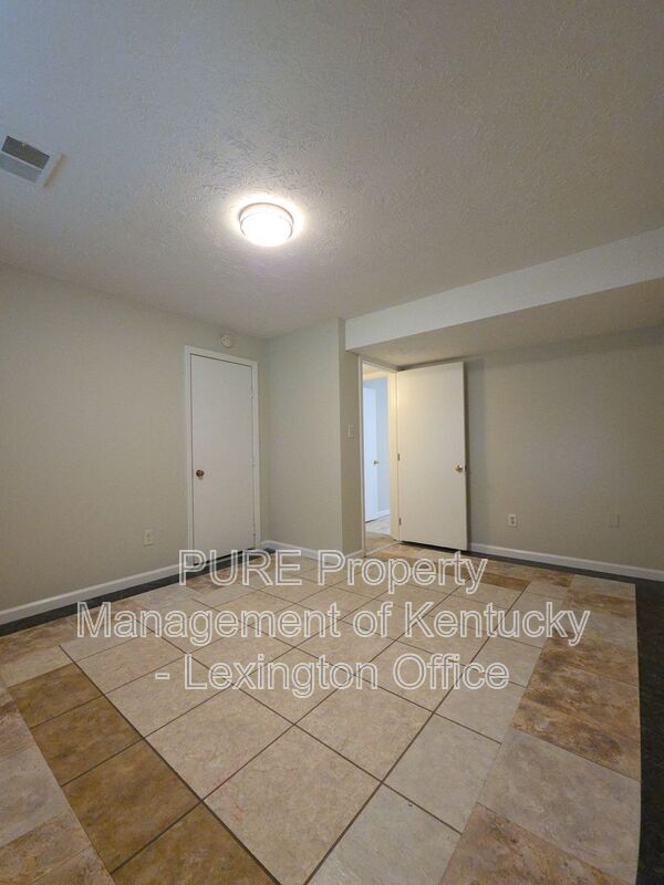 Building Photo - 3432 Warwick Ct