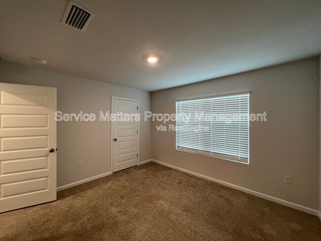 Building Photo - 7571 Oak Lake Blvd