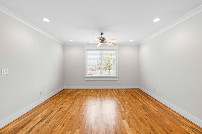 Building Photo - Studio Garage Apartment