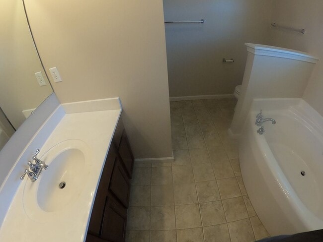Building Photo - Large 3 Bedroom Home