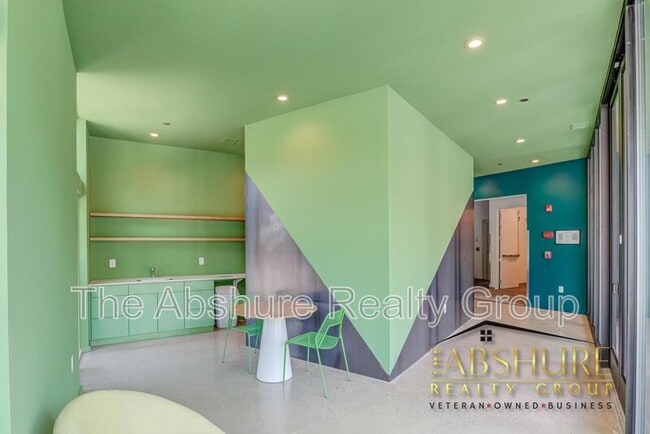 Building Photo - 600 S Duke St