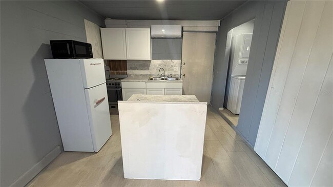 Building Photo - 1418 Queensway Rd