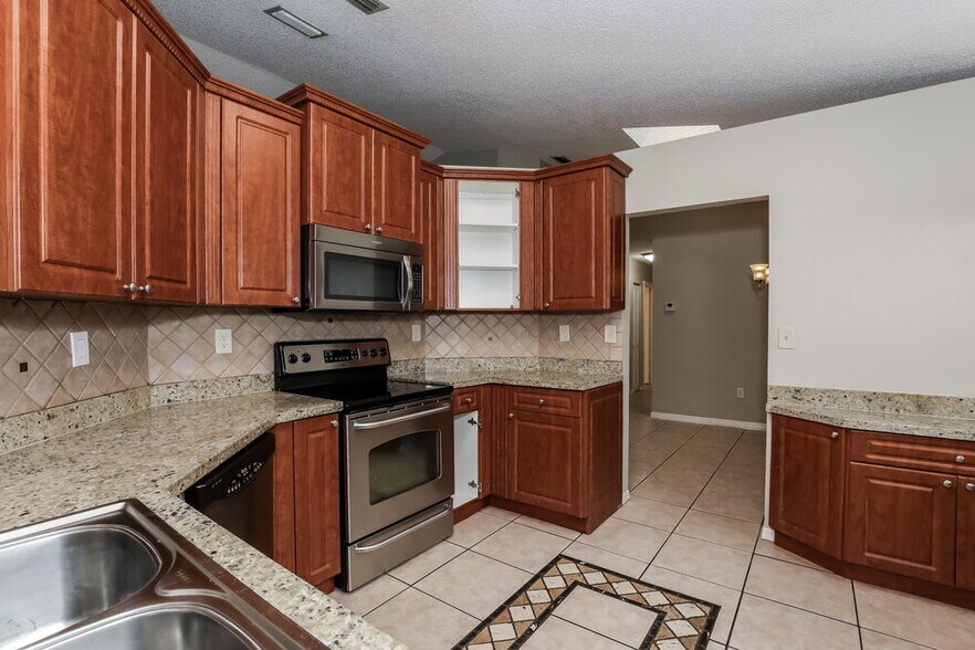 Building Photo - 428 Lakeside Cir