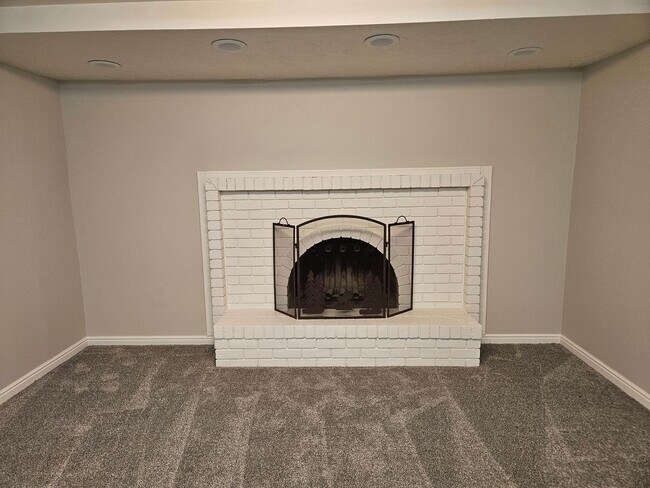 Building Photo - Beautiful 3 Bed/3 Bath Home