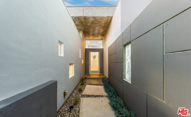 Building Photo - 18105 Sandy Cape Dr