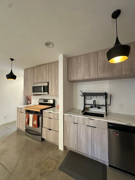 Building Photo - 18645 Hatteras St