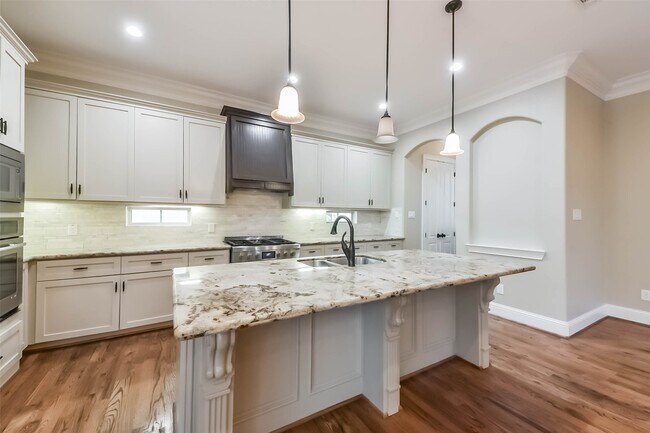 Building Photo - 1126 W 16th St