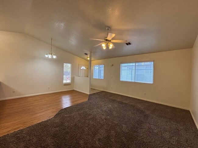 Building Photo - DARLING TOWNHOME FOR RENT IN HURRICANE!