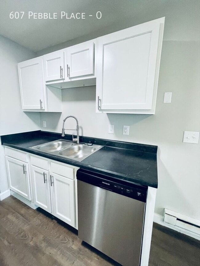 Building Photo - 607 Pebble Pl Dr