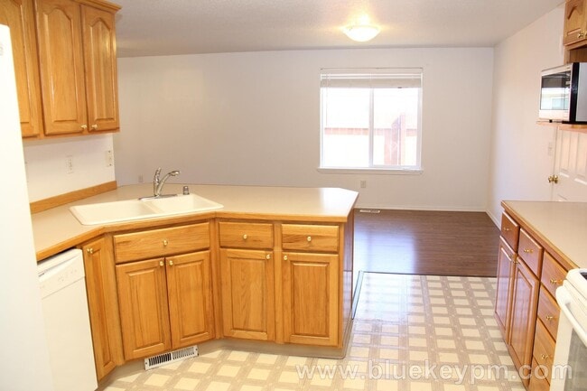 Building Photo - 3 Bed, 2 Bath Home with Large Covered Deck in North Image Neighborhood